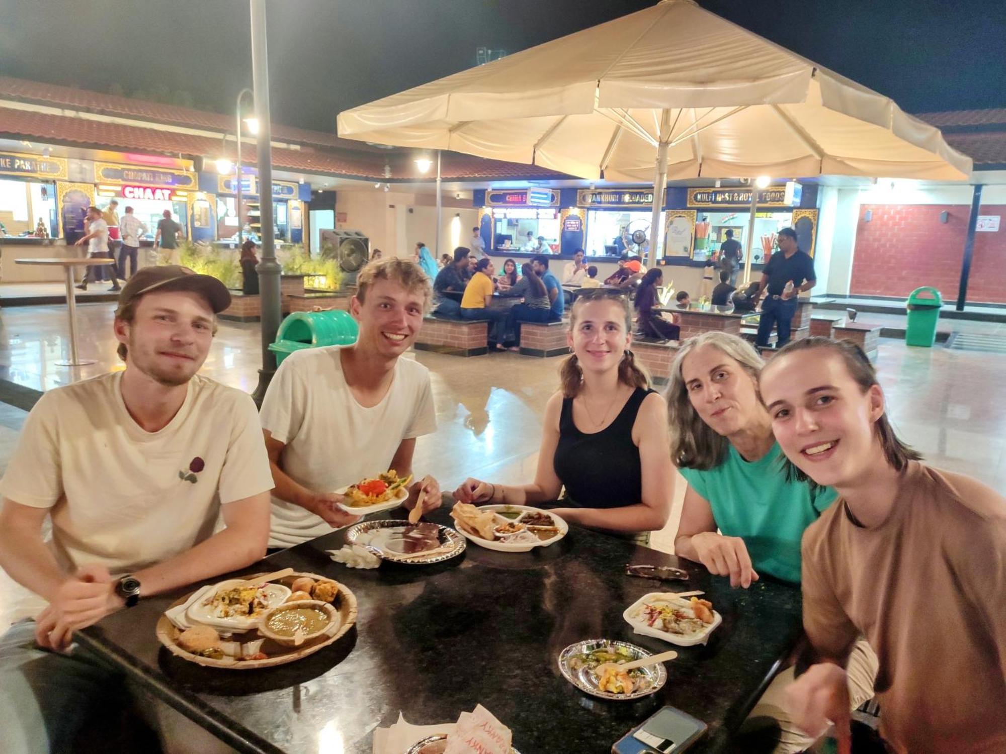 Zigzag Homestay Агра Екстер'єр фото